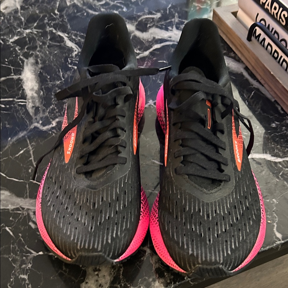 Brooks Hyperion tempo Women's Black and Pink Athletic Shoes size 9 worn once